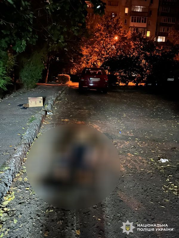 В Николаеве во дворе под колесами легковушки погиб мужчина