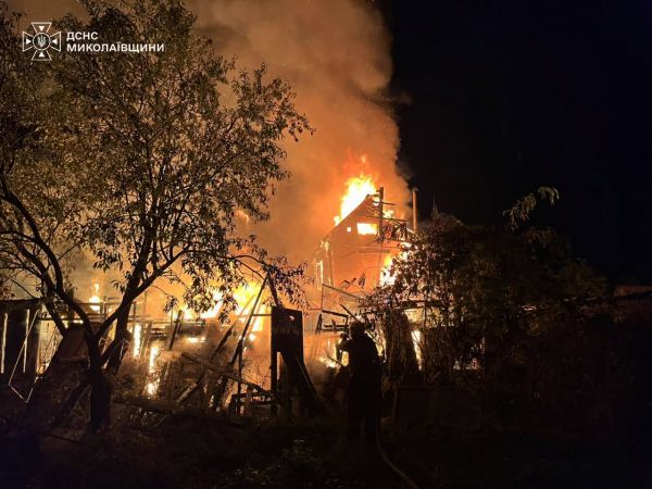 В Николаеве спасатели ликвидировали два пожара хозяйственных построек и спасли жилые дома