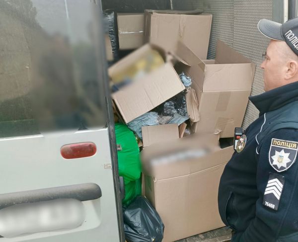 Совпадение или знали заранее? На Николаевщине полиция перехватила микроавтобус с нелегальным товаром