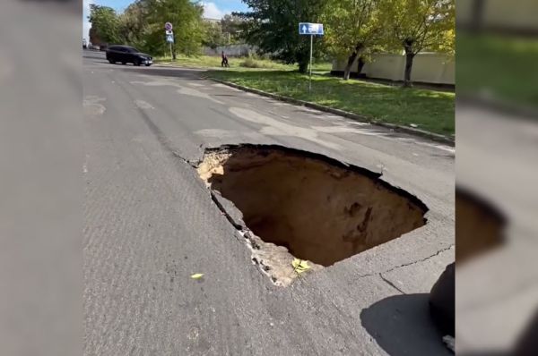 В Николаеве образовался огромный провал посреди дороги на Космонавтов: опасная яма не огорожена (видео)