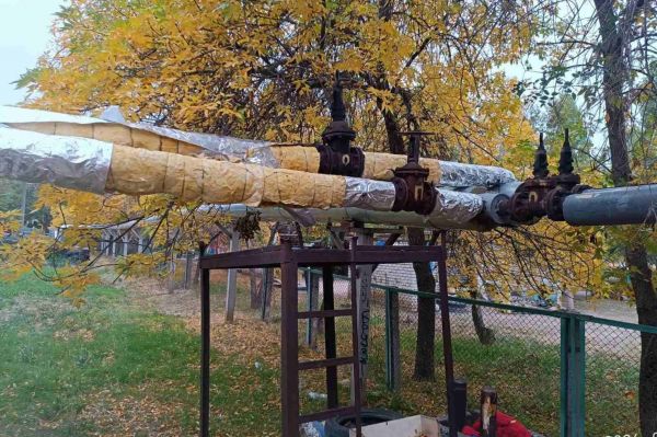 В Николаеве сняли защиту с теплотрассы, чтобы сделать собачью будку